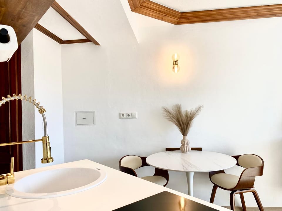 Photo of the whole room, Seating area, Dining area