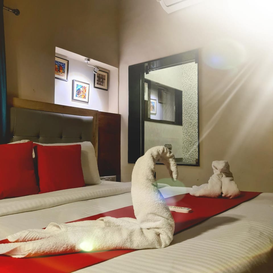 EMINENCE - PALM RESIDENCY (1.5 KM FROM NAKKI LAKE) Hotel in Gujarat