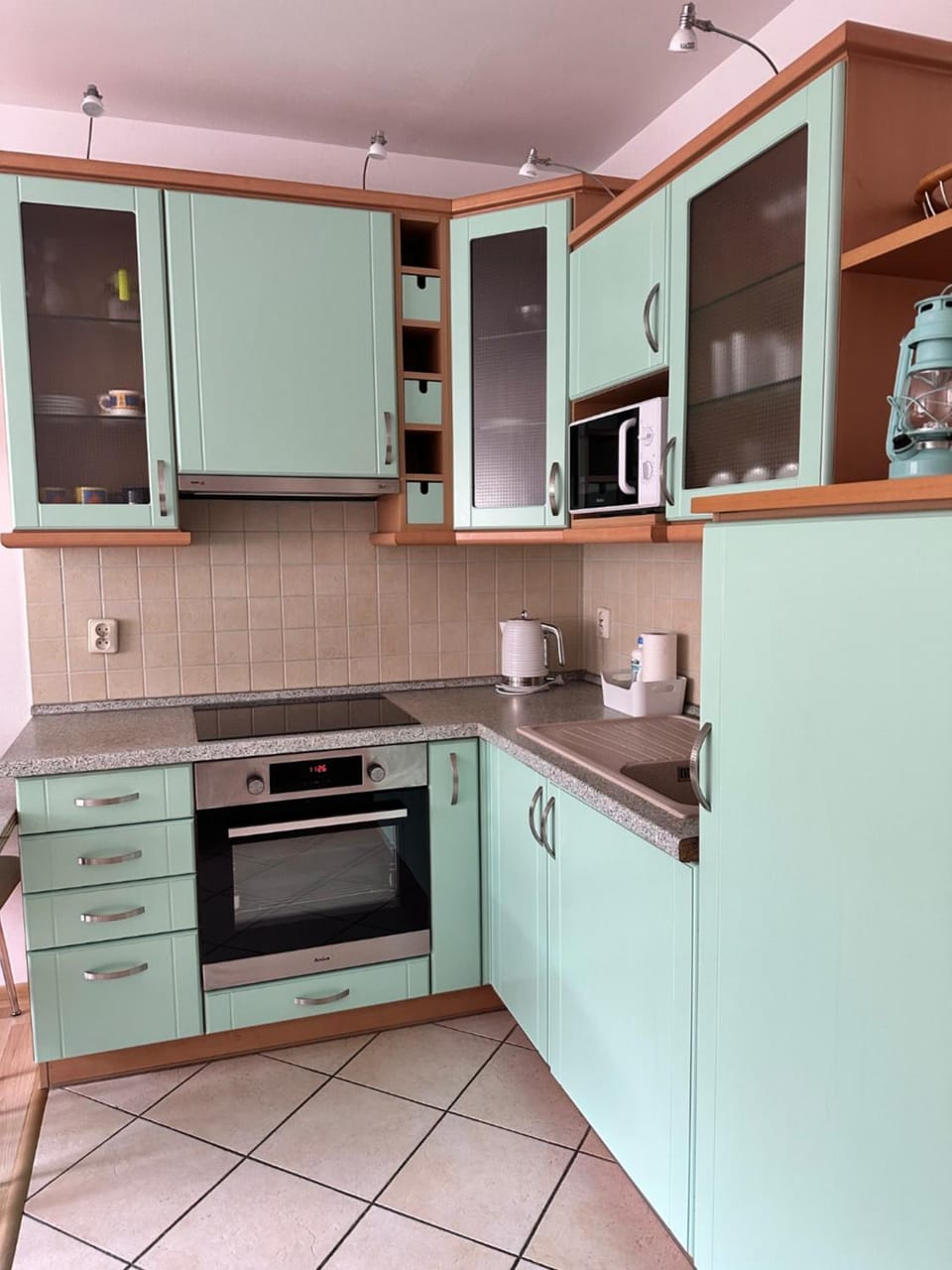 Coffee/tea facilities, dishwasher, oven, stove