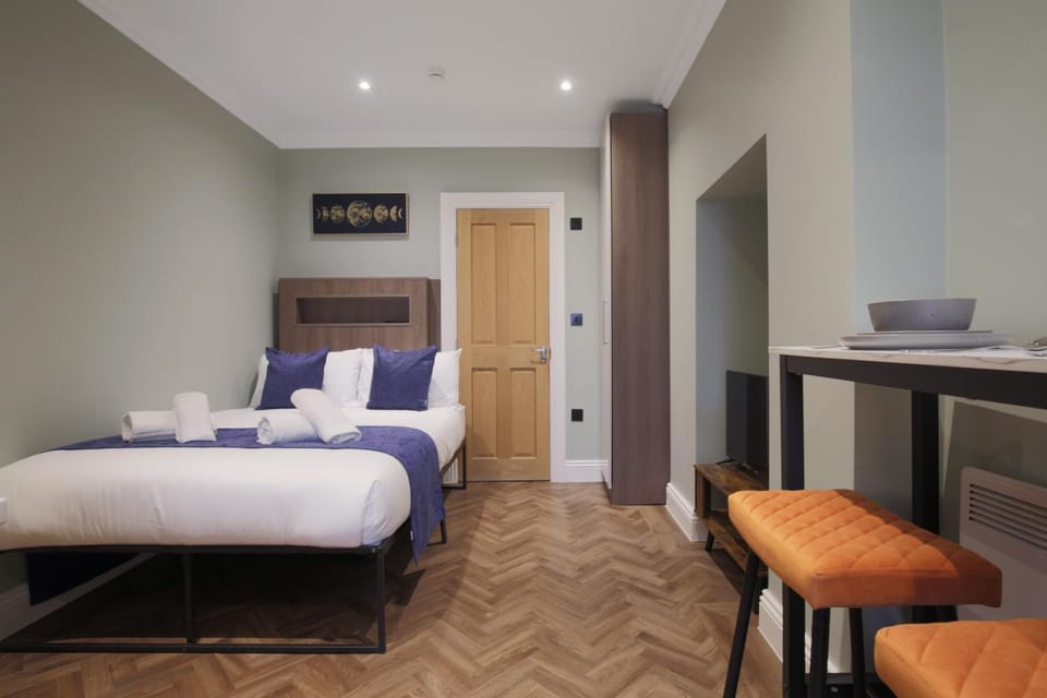 Bed, Living room, Photo of the whole room, wardrobe