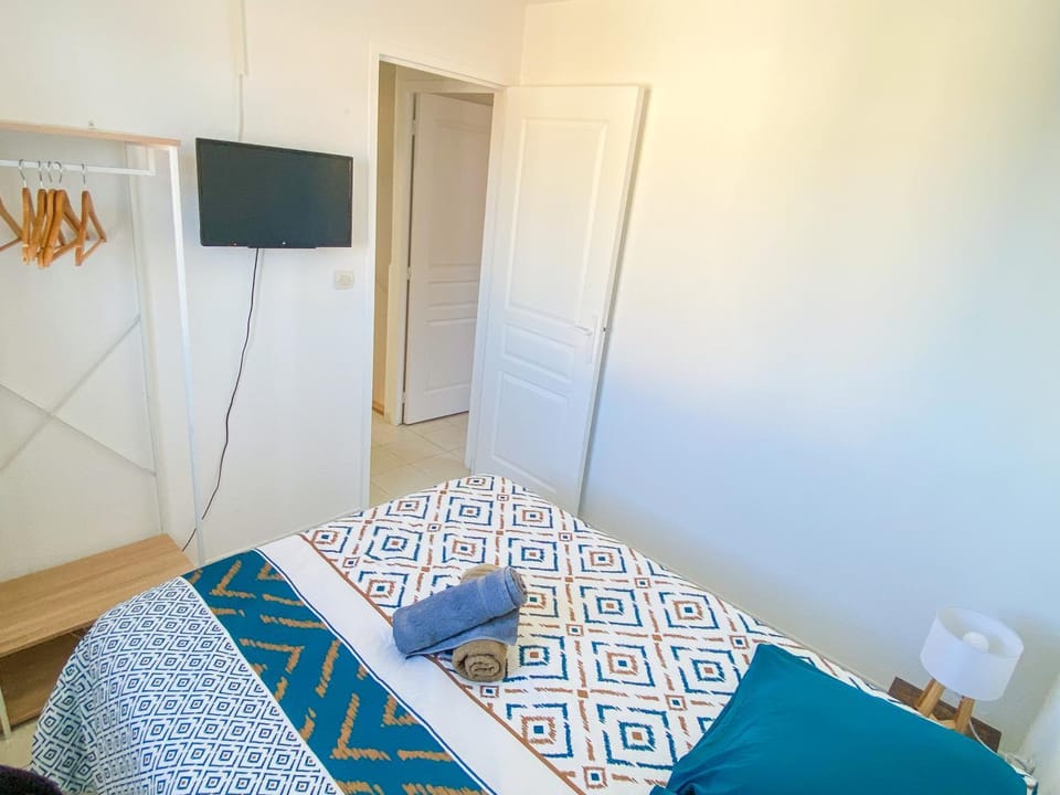 Bed, TV and multimedia, Photo of the whole room, Bedroom