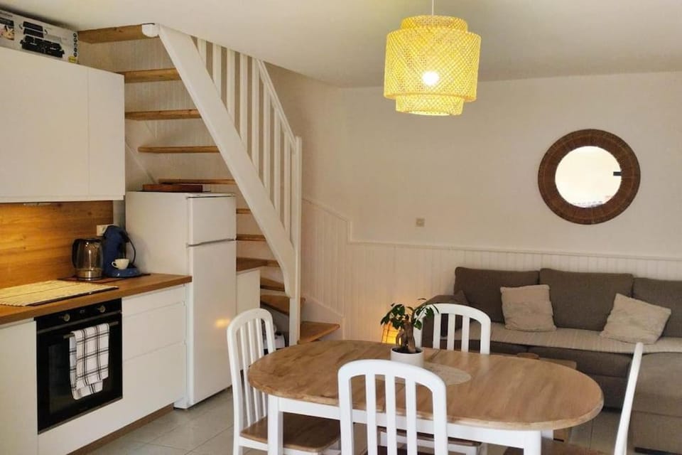 Kitchen or kitchenette, Living room, Seating area, Dining area, pet friendly, stove