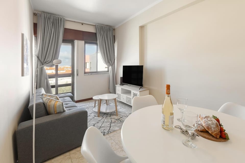 Communal lounge/ TV room, TV and multimedia, Living room, Dining area