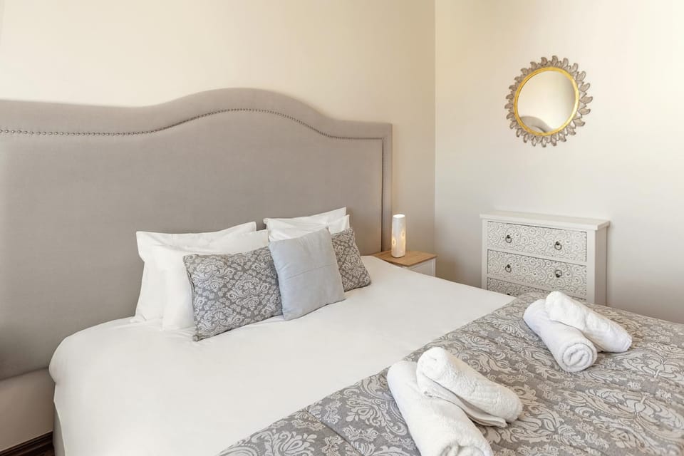 Bed, Decorative detail, towels