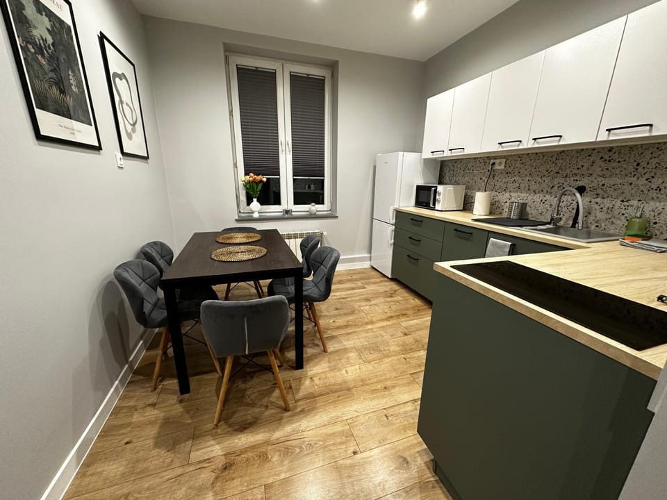 Kitchen or kitchenette, Dining area, dishwasher, minibar, stove