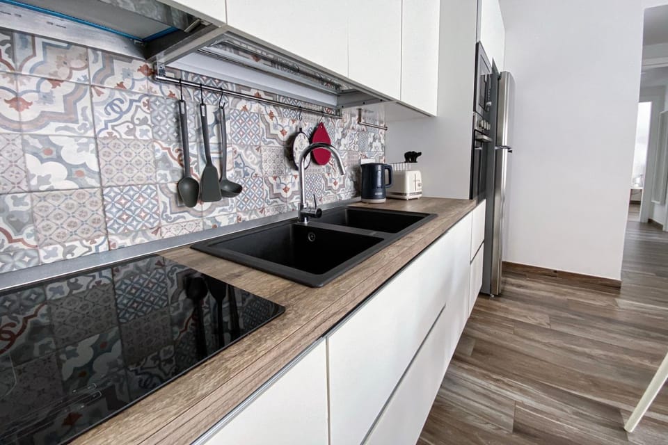 Kitchen or kitchenette, dishwasher, stove