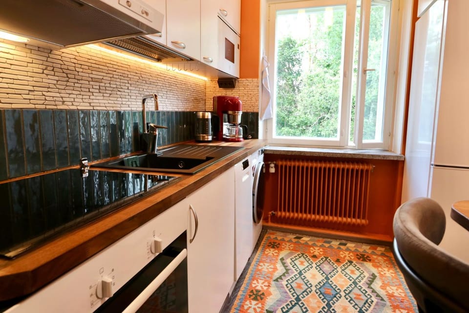 Coffee/tea facilities, Kitchen or kitchenette, stove