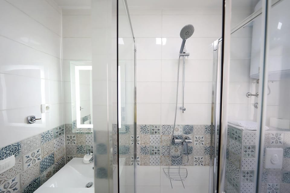 Shower, Toilet, Bathroom, towels