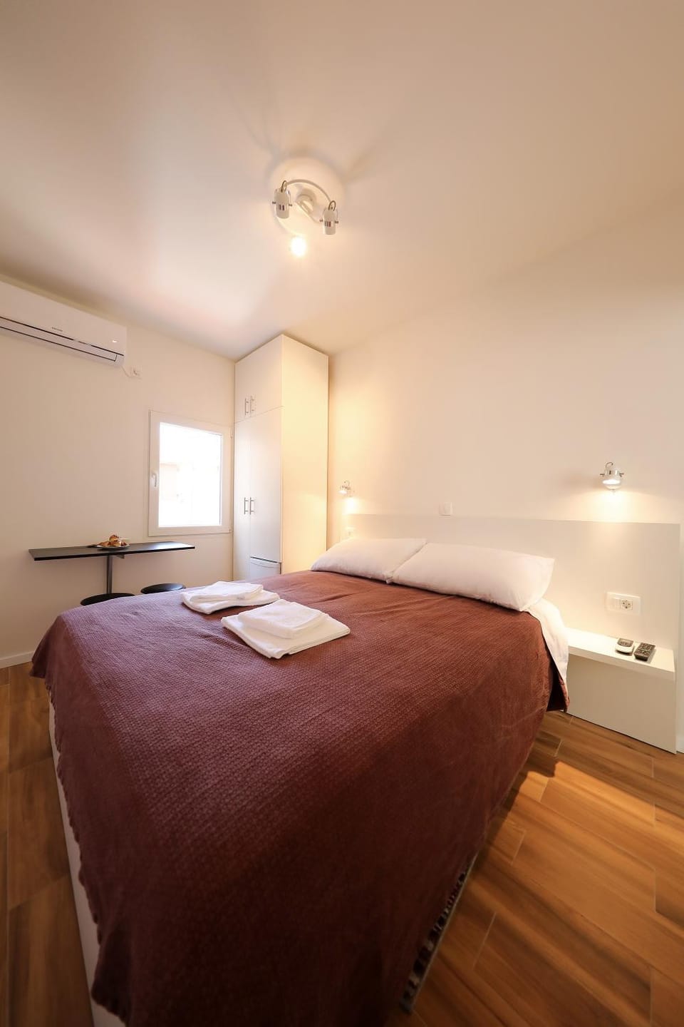 Bed, Photo of the whole room, Bedroom, air conditioner