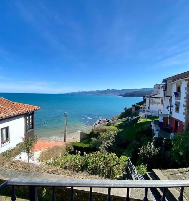 El balcón del Escanu. House in Lastres