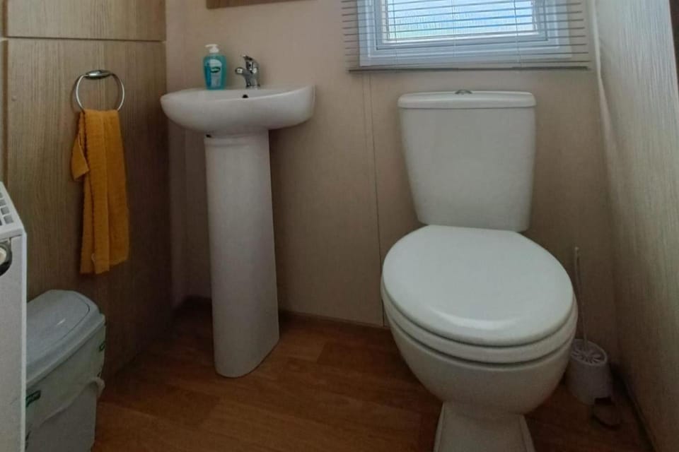 3 Bed Sleeps 6 Parking Chalet in Rhyl