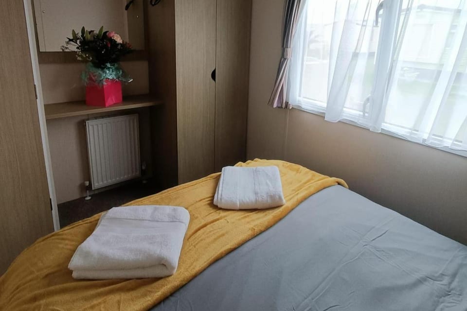 3 Bed Sleeps 6 Parking Chalet in Rhyl
