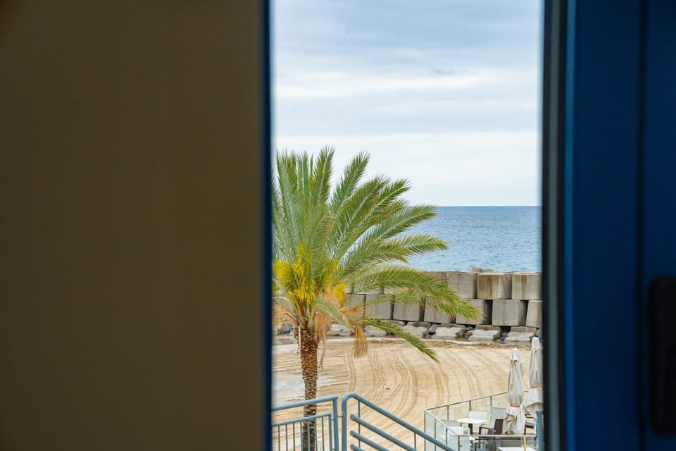 Chalé Henrique - Beachfront apartments at Calheta Beach Apartment in Madeira District