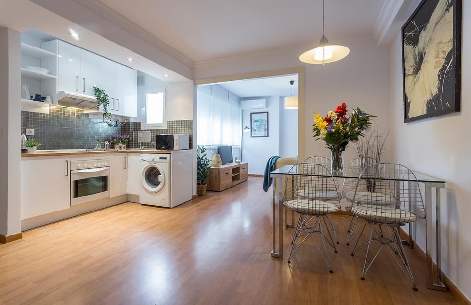 Kitchen or kitchenette, Dining area, minibar, pet friendly, stove, washing machine
