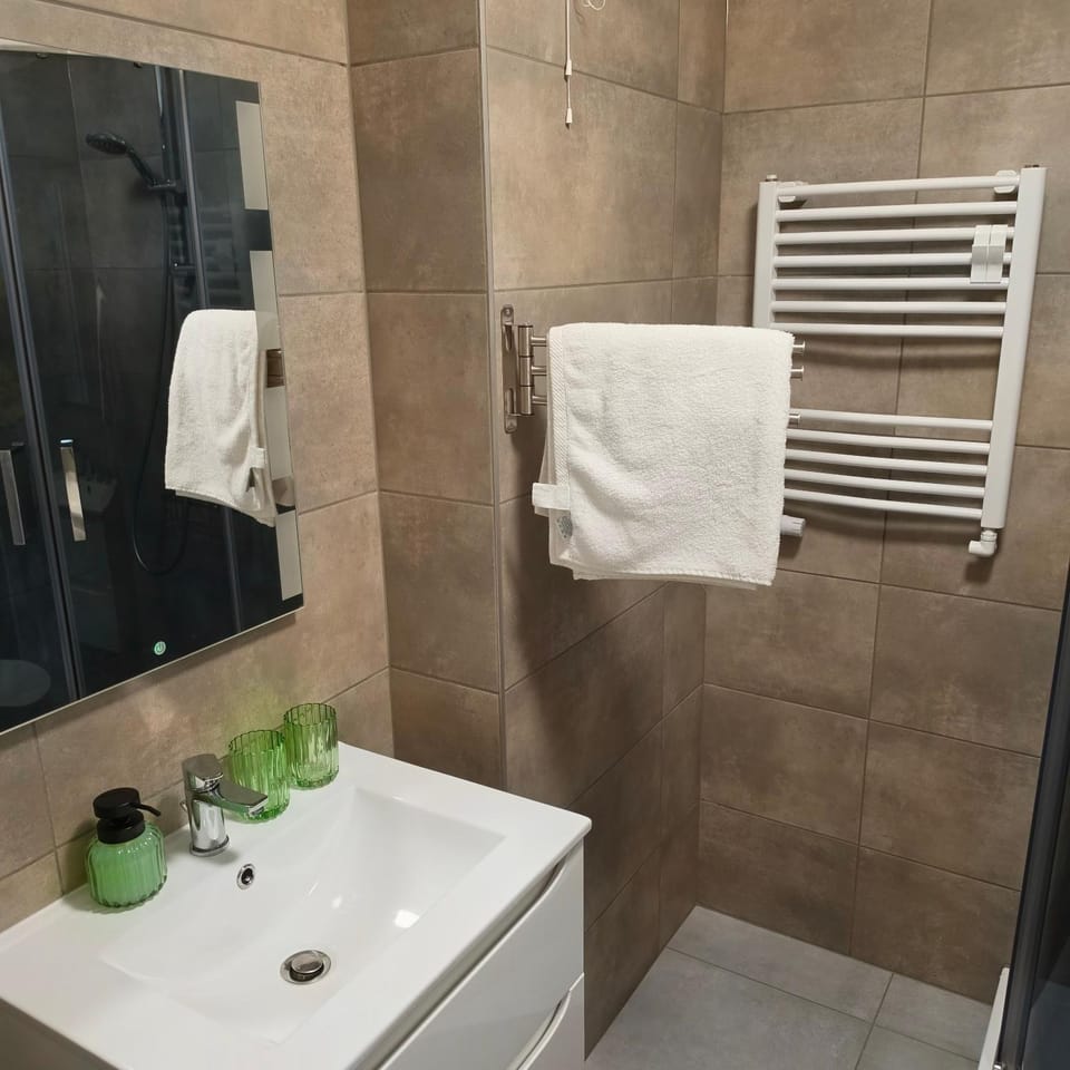 Bathroom, towels