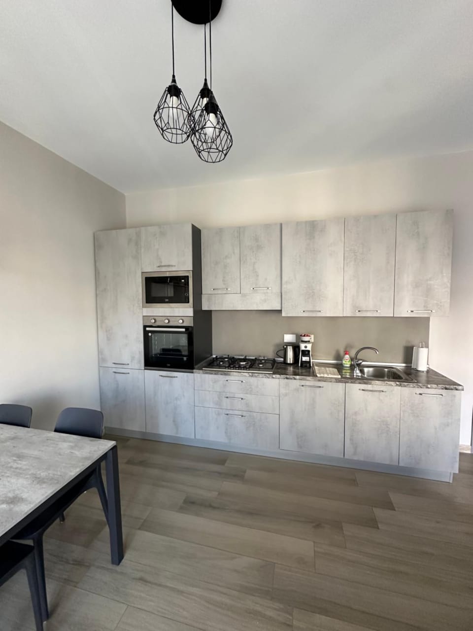 Coffee/tea facilities, Kitchen or kitchenette, Dining area, oven, stove, toaster