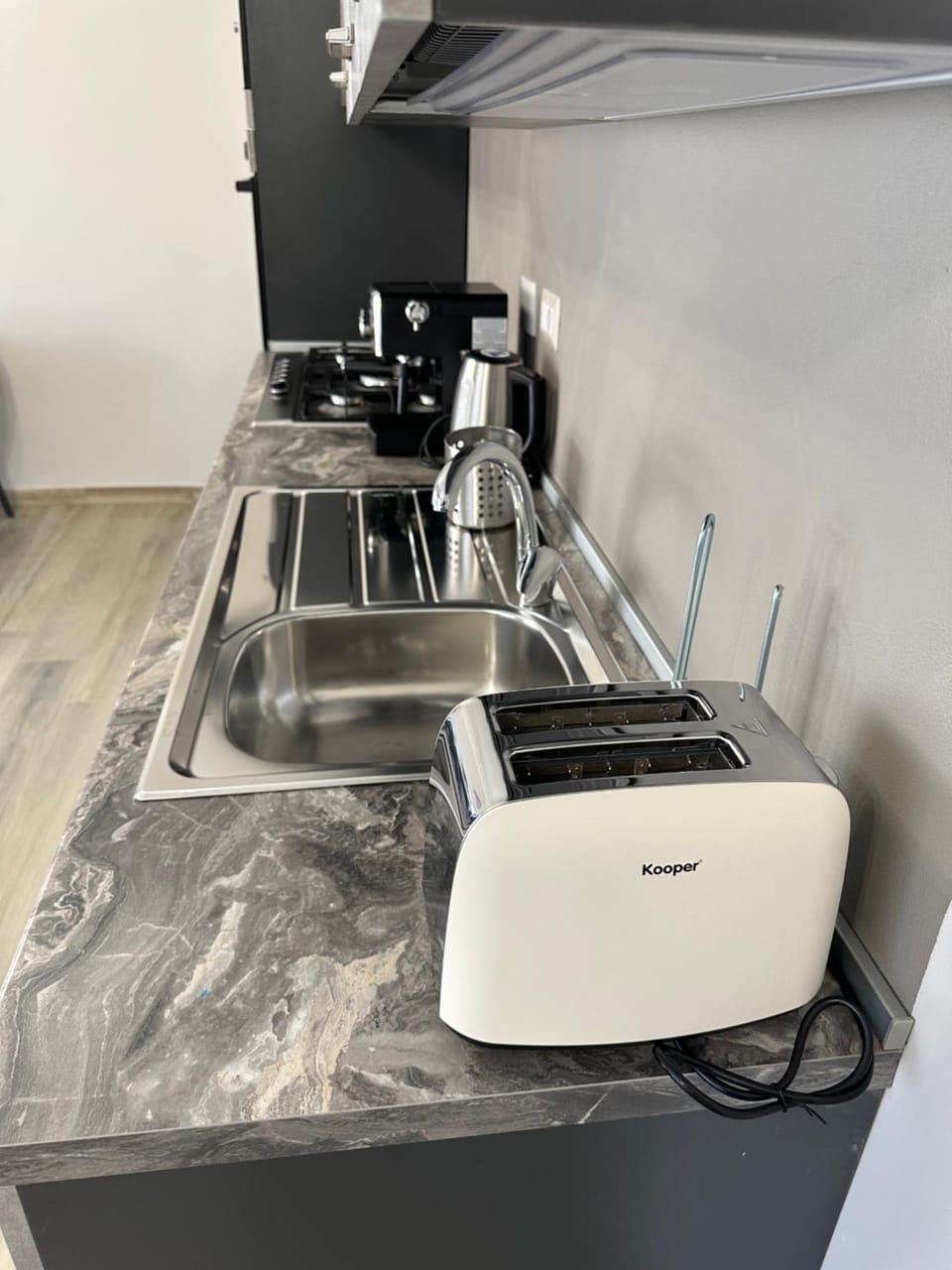Kitchen or kitchenette, minibar, stove, toaster