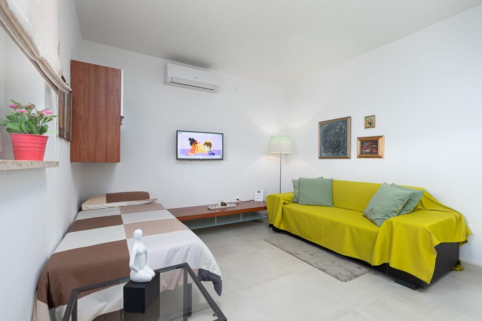 Bed, TV and multimedia