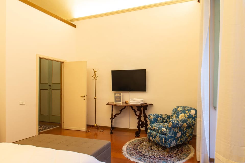 Bed, TV and multimedia, Seating area, Bedroom