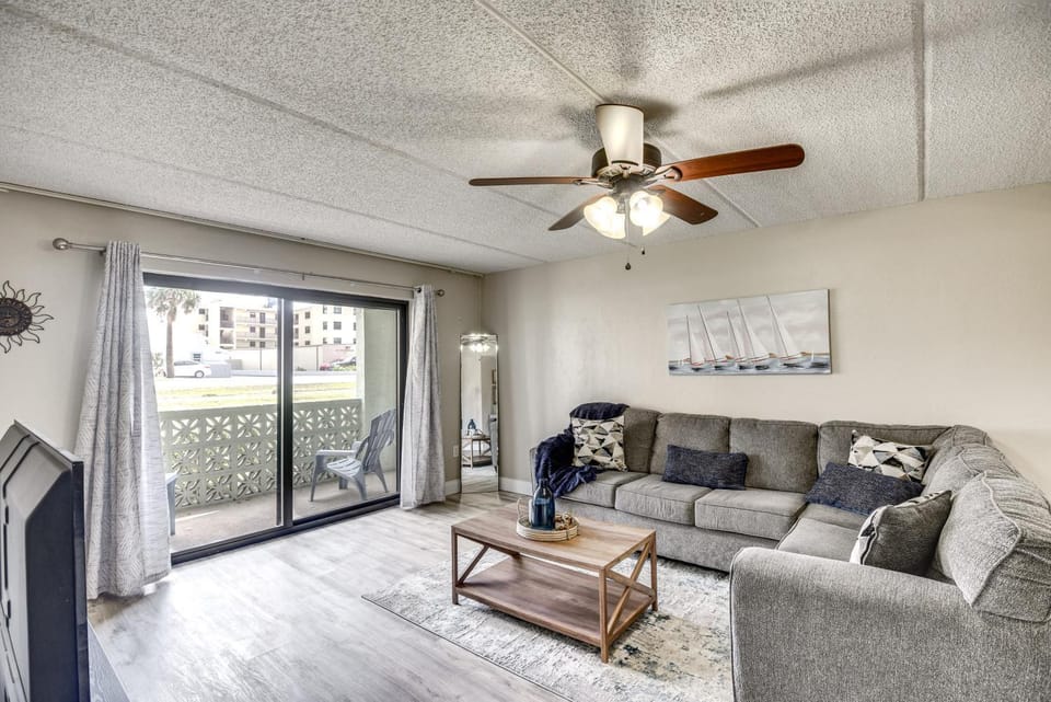 Daytona Condo w/ Community Pool, Walk to Beach! House in Daytona Beach Shores