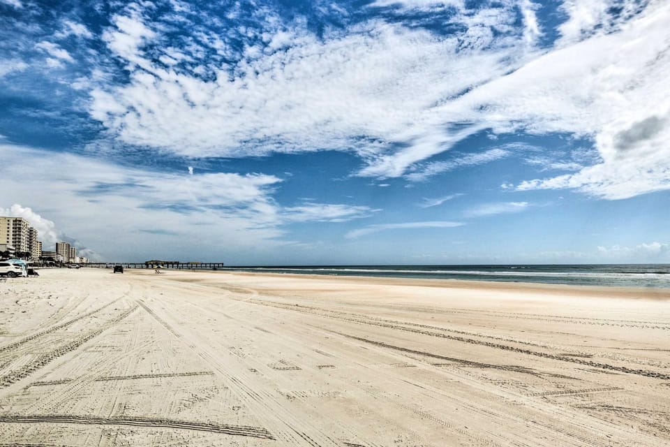 Daytona Condo w/ Community Pool, Walk to Beach! House in Daytona Beach Shores