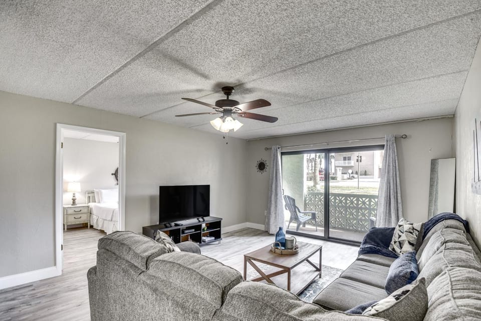 Daytona Condo w/ Community Pool, Walk to Beach! House in Daytona Beach Shores