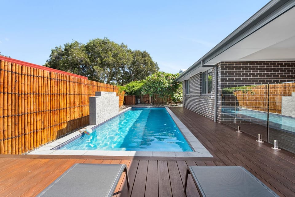 Shoreline Retreat House in Fingal Bay