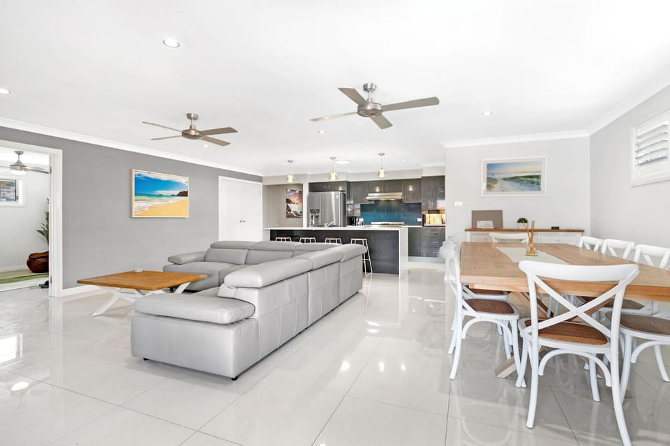Shoreline Retreat House in Fingal Bay