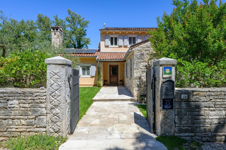 Property building, Facade/entrance, Day