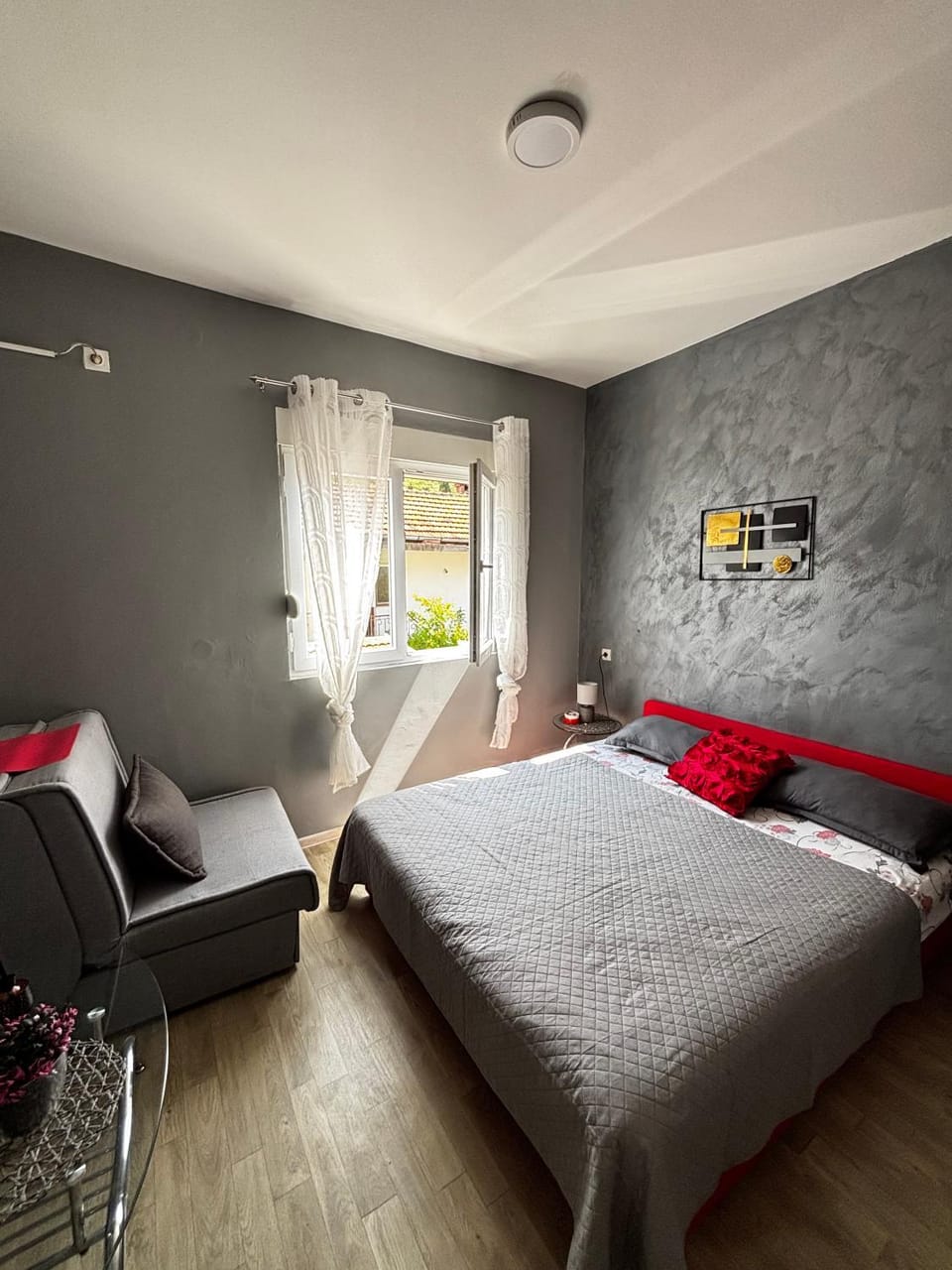 Bed, Photo of the whole room, Decorative detail, Seating area, Bedroom