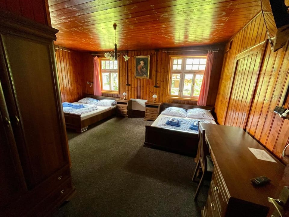 Bed, TV and multimedia, Bedroom