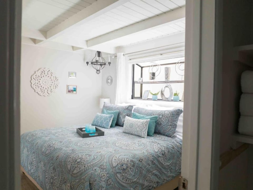 STUNNINGLY PERFECT Beach ALL NEW REMODEL Galore House in Laguna Beach