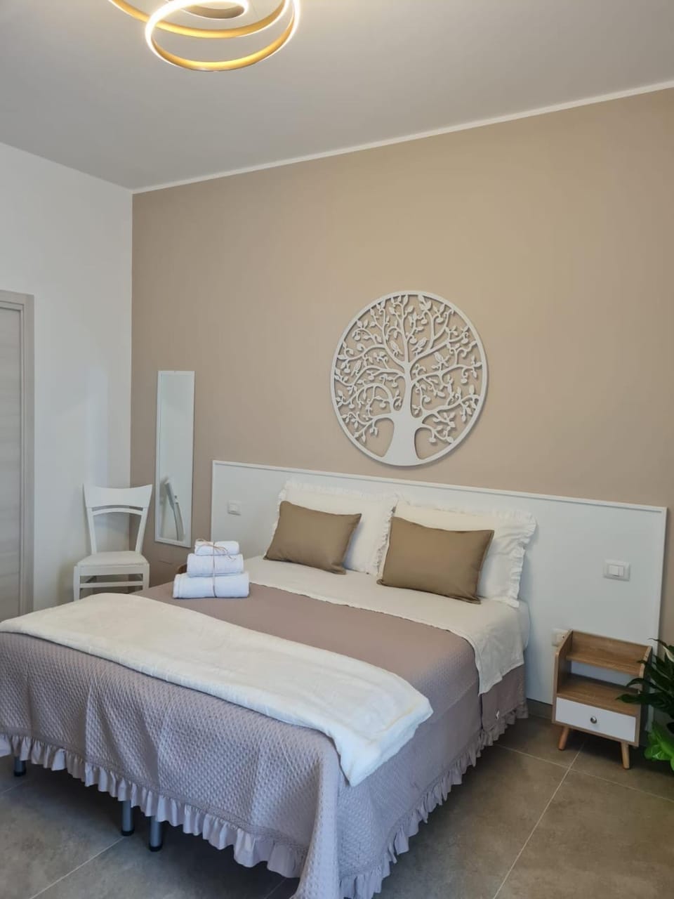 Bed, Photo of the whole room, Bedroom, Facility for disabled guests, towels