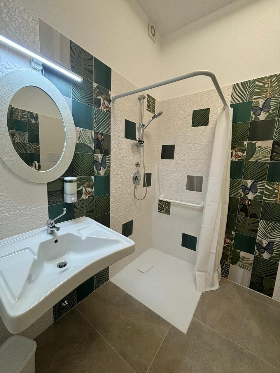 Shower, Bathroom, Facility for disabled guests, towels