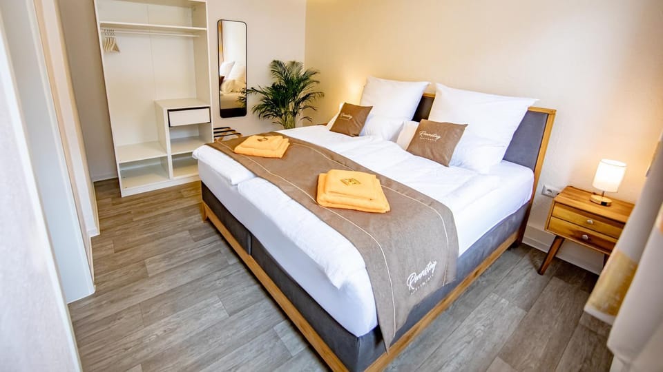 Bed, Bedroom, towels
