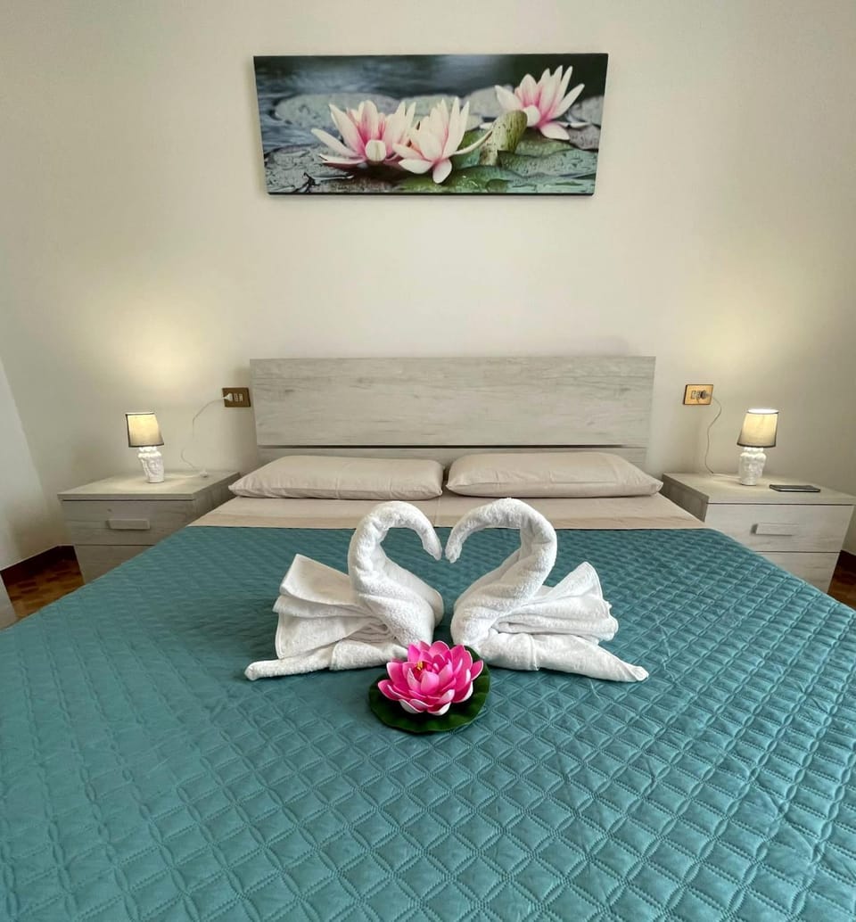 Bed, Photo of the whole room, Decorative detail, Bedroom