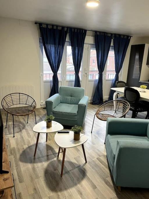 Living room, Seating area