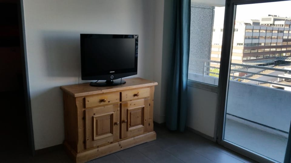 TV and multimedia, Living room, Decorative detail, Seating area, Evening entertainment