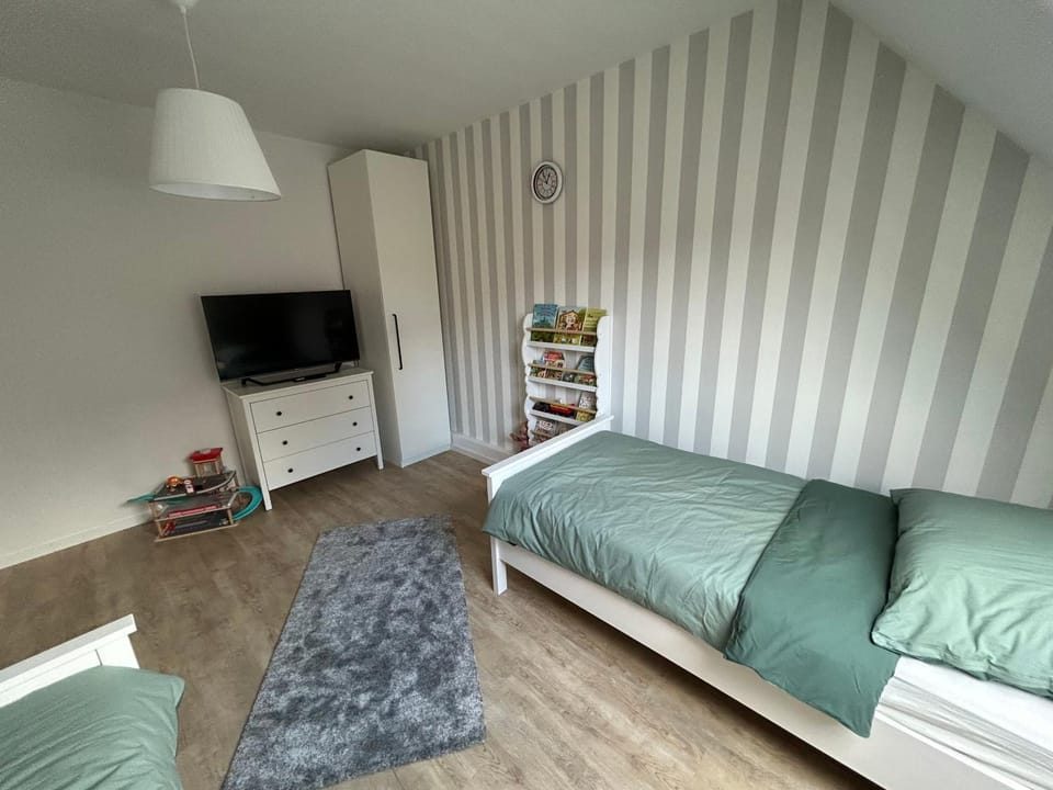 Bed, Game Room, TV and multimedia, Bedroom