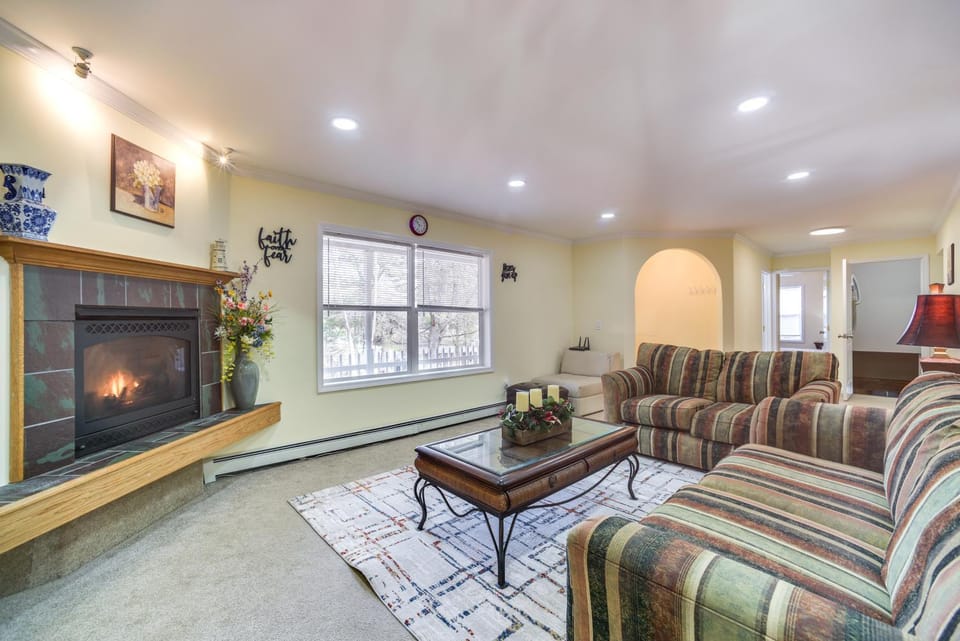 Cozy Lake Luzerne Home - 1 Mi to Wayside Beach! House in Lake Luzerne
