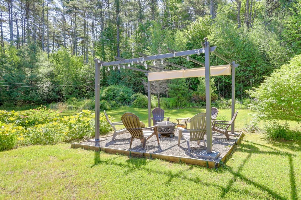Cozy Lake Luzerne Home - 1 Mi to Wayside Beach! House in Lake Luzerne