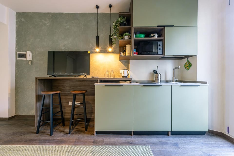 Kitchen or kitchenette, minibar, stove
