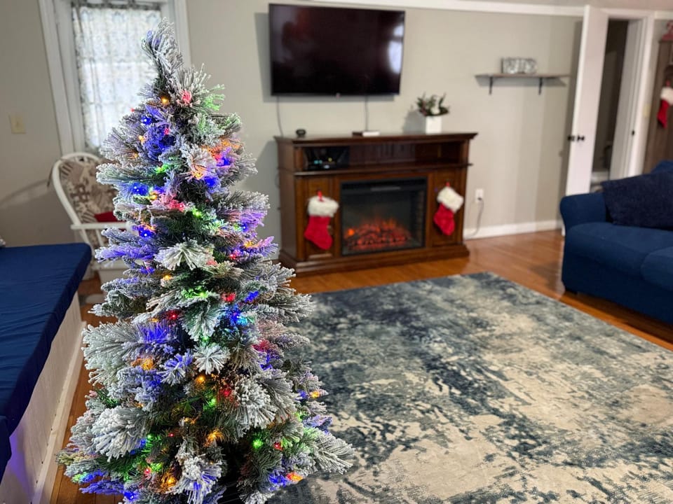 Large Home - Walking Distance to Parkway House in Pigeon Forge