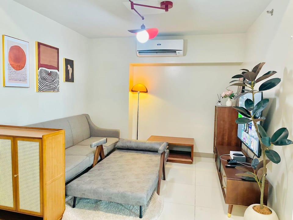 1 Queen Bed & 2 double beds at One Uptown Residences with XBOX and Netflix Apartment in Makati