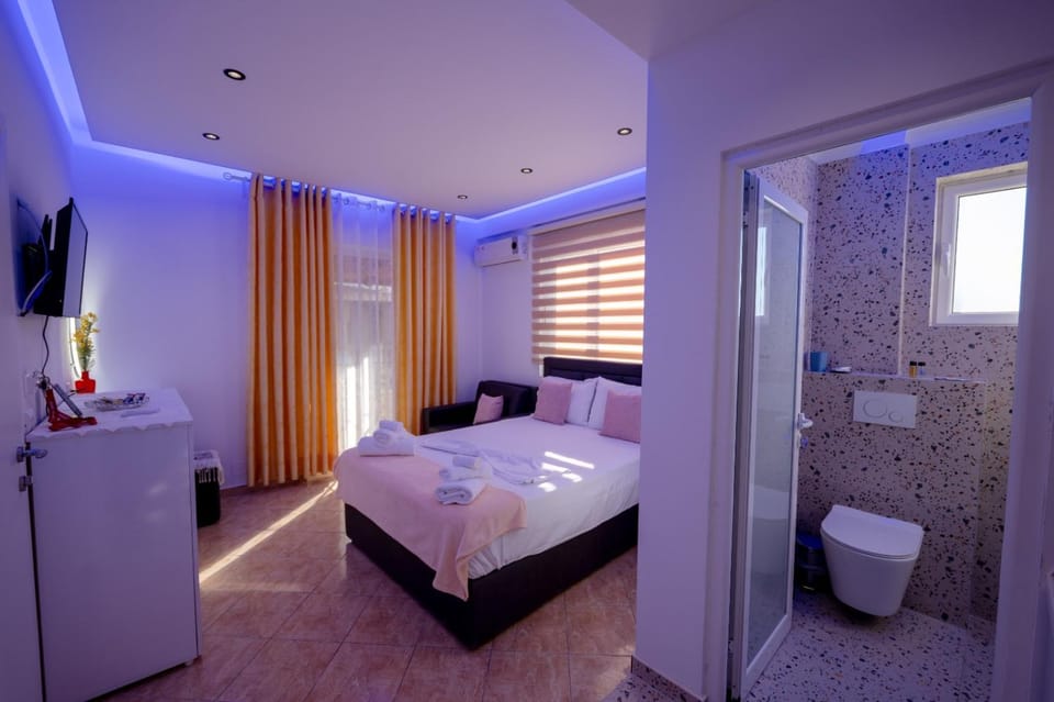 Bed, Bathroom, Photo of the whole room, Bedroom, towels