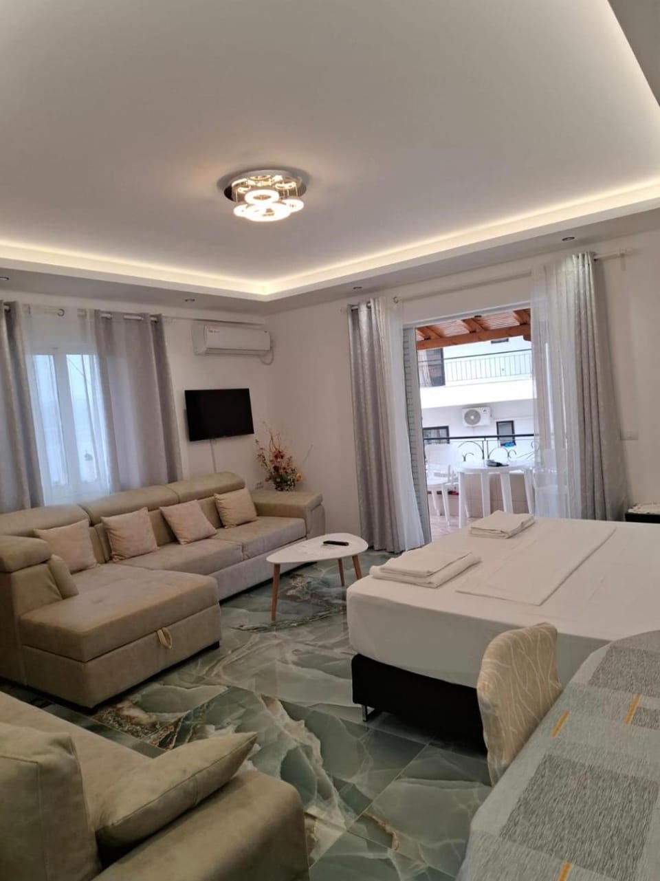 Bed, TV and multimedia, Living room, Photo of the whole room, Seating area, Bedroom