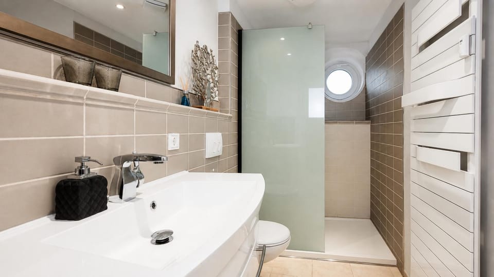 Shower, Toilet, Bathroom, Photo of the whole room