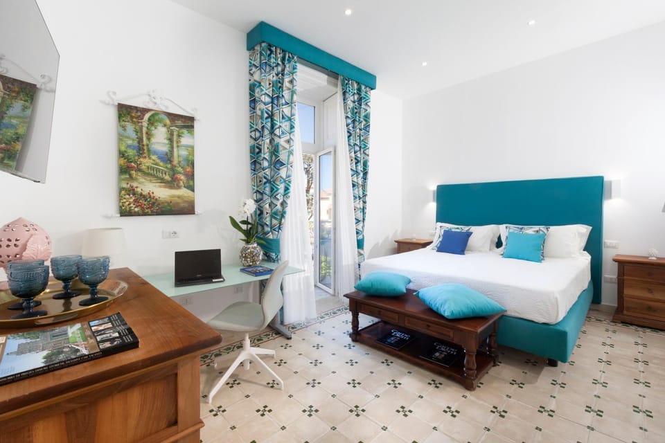 Bed, Photo of the whole room, Seating area, Bedroom
