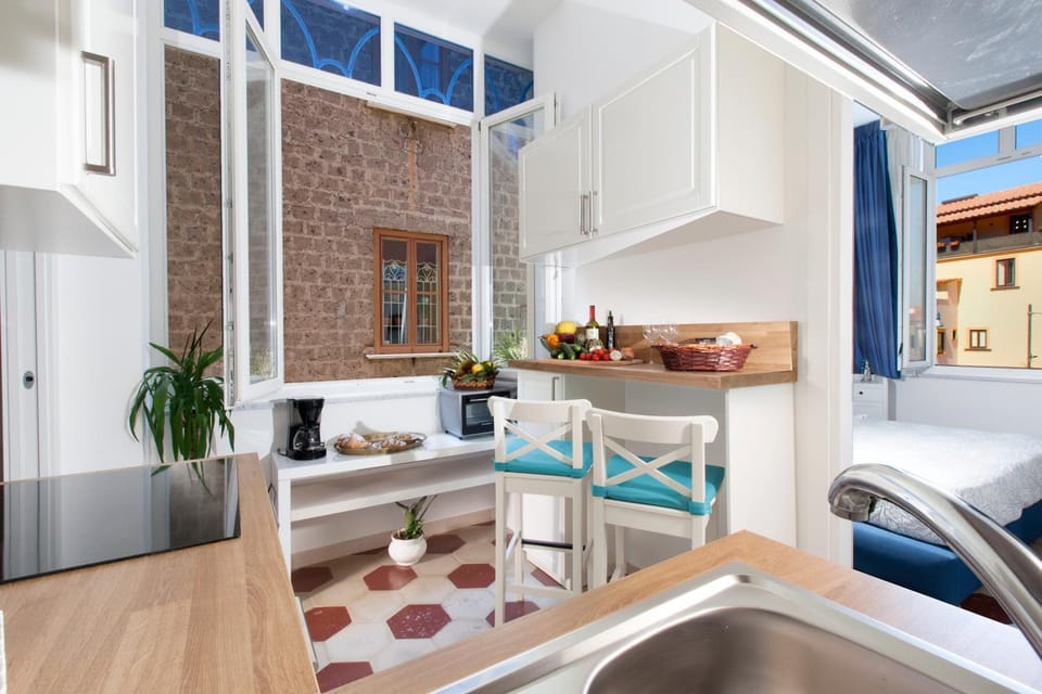 Kitchen or kitchenette, Food and drinks, Dining area, Food
