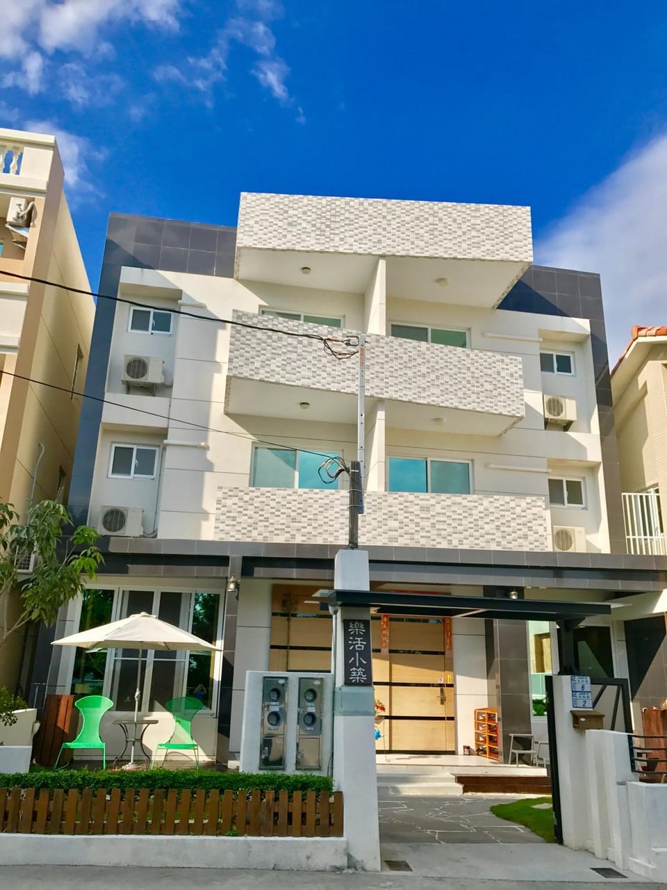 Facade/entrance